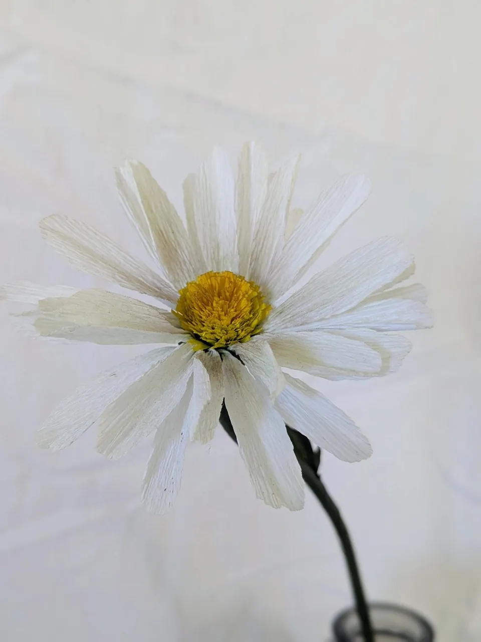 Marguerite en papier dans un vase