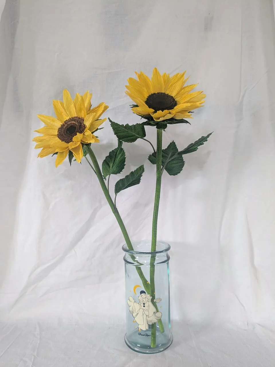 Tournesols en papier dans un vase