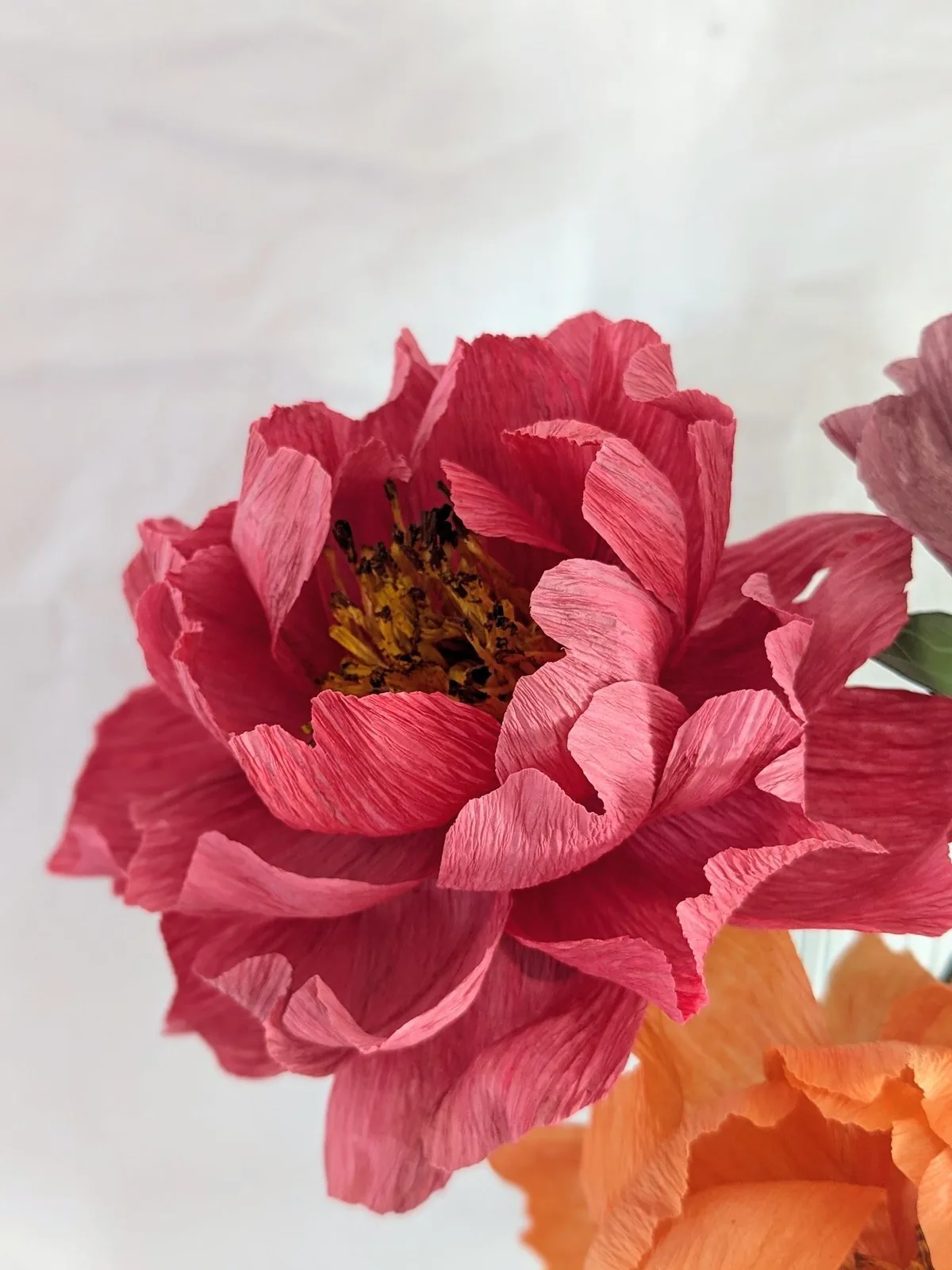 Pivoines en papier rose, corail et jaune